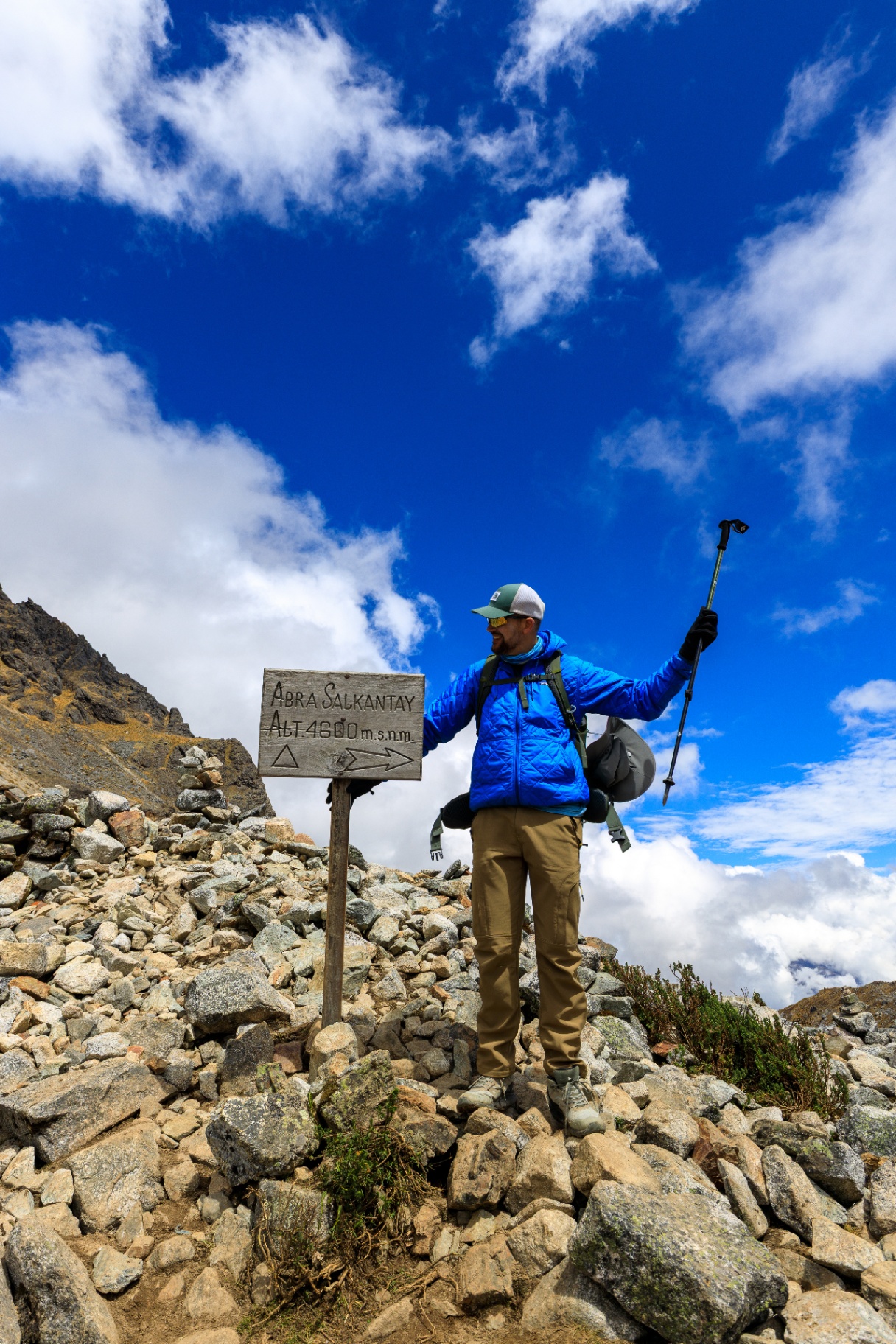 Viajante no Abra Salkantay, a 4.600m de altitude, com bastão de trekking erguido