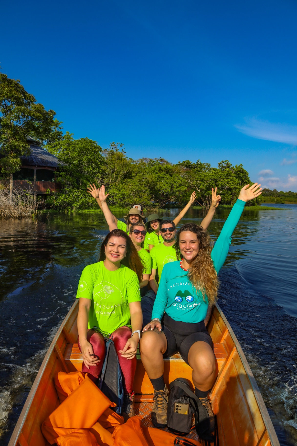 grupo em canoa