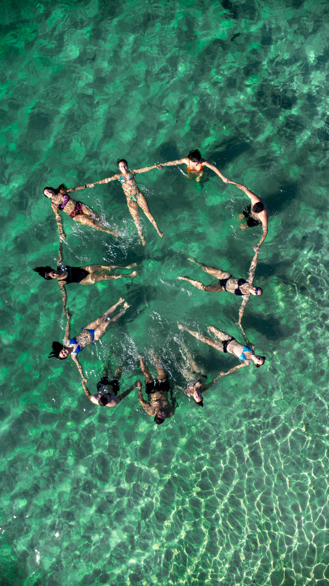 grupo em círculo na lagoa